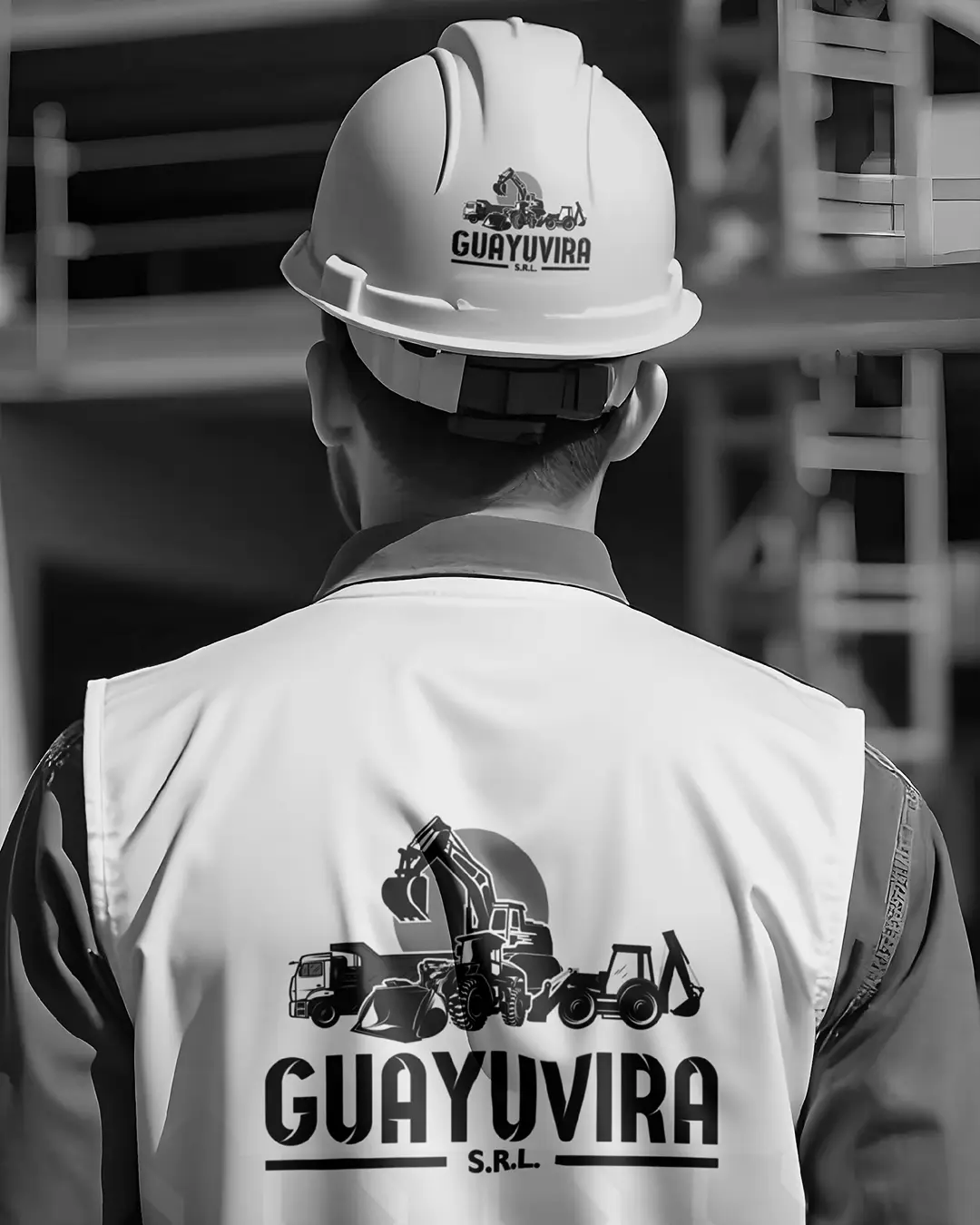 Casco y chaleco de obra con el logotipo Guayuvira S.R.L. aplicado en entorno de construcción.