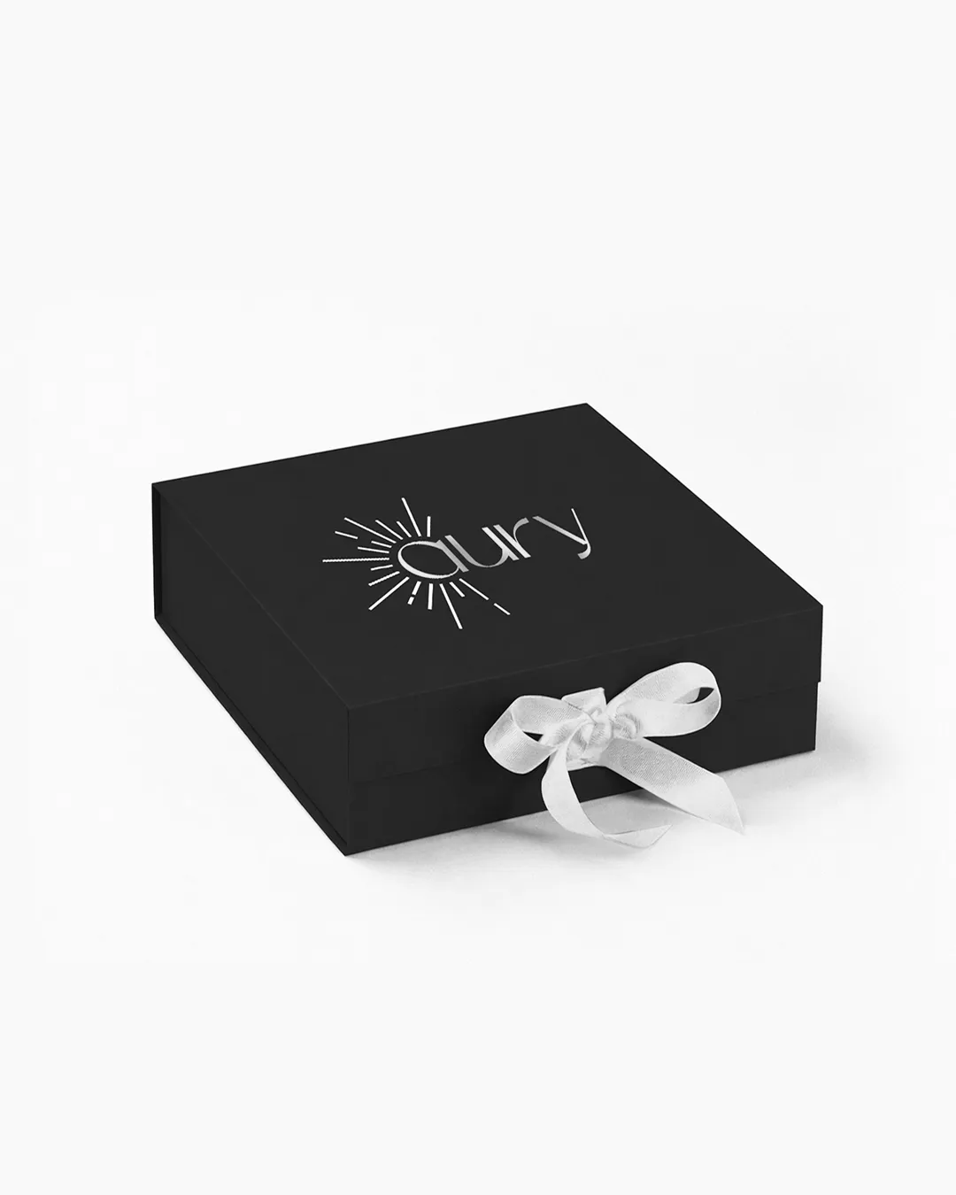 Caja de regalo negra de la marca Aury con logo impreso en la tapa y lazo blanco