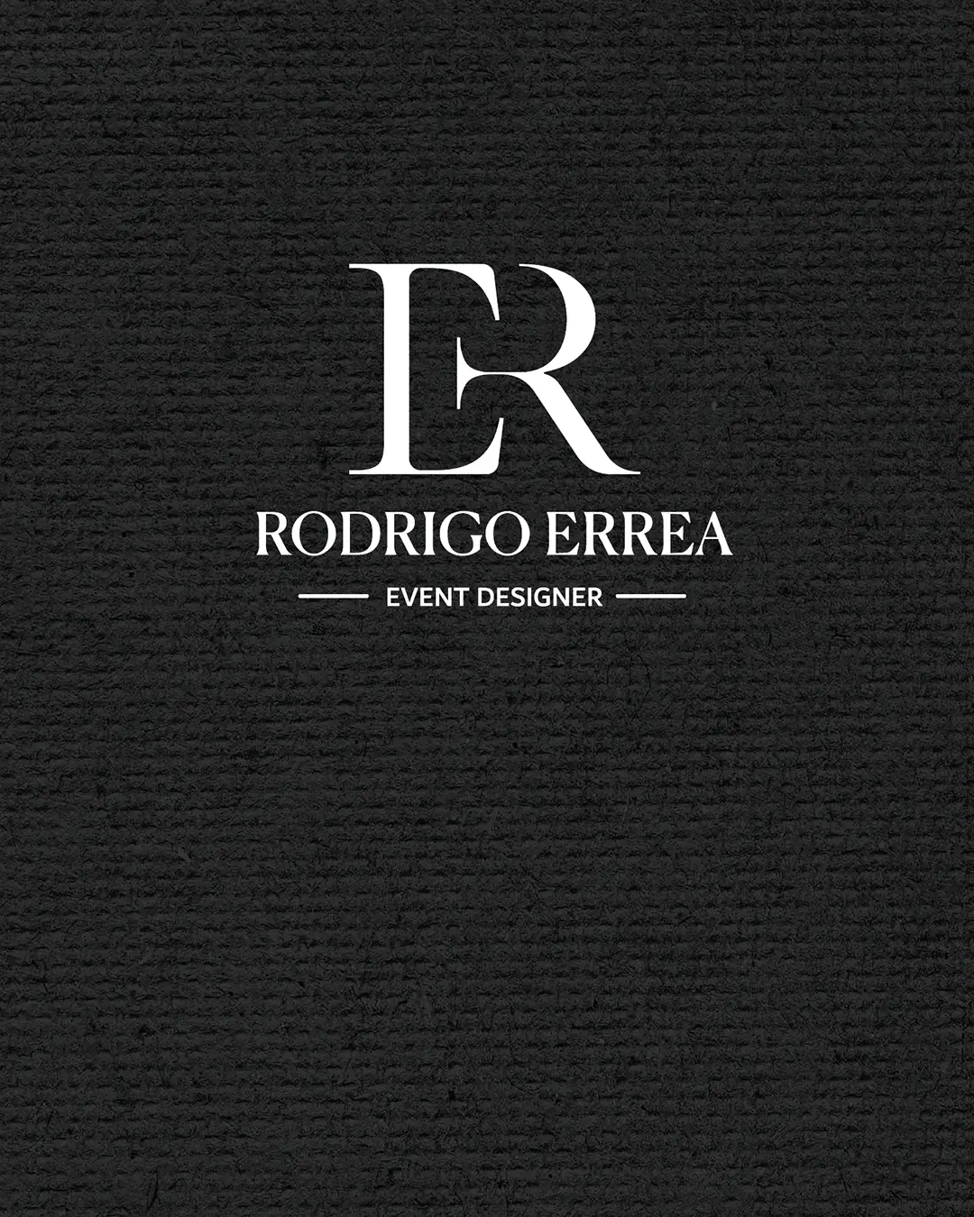Identidad visual de Rodrigo Errea Event Designer aplicada sobre fondo gráfico oscuro.