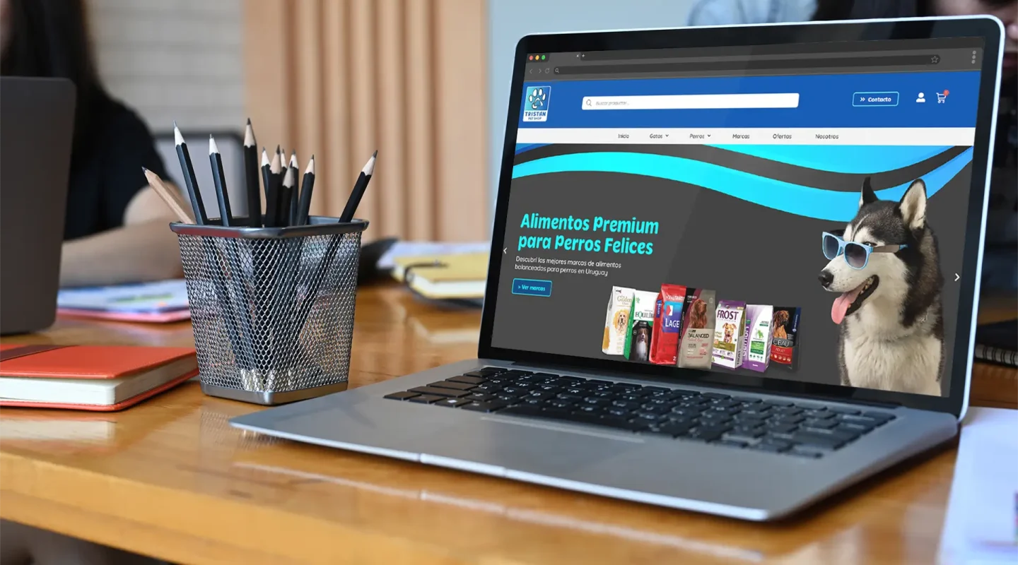 Tienda online de Pet Shop Tristán, emprendimiento del rubro pet shop, mostrada en una notebook