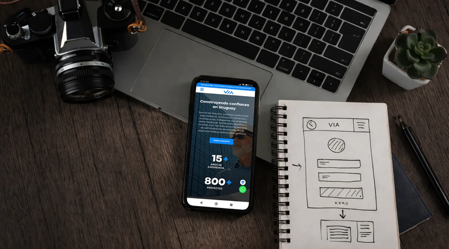 Sitio web corporativo de Via Solution, empresa de construcción y multiservicios, mostrado en un entorno de trabajo